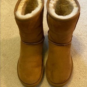 Ugg boots with sheepskin and suede care kit